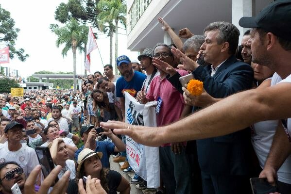 O líder da oposição, deputado Tadeu Veneri (PT), conversa com os manifestantes. © Zeca Moraes