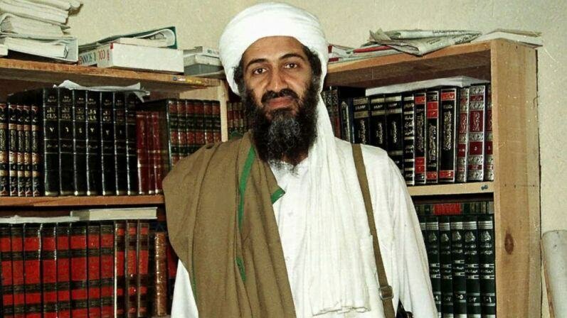 Chomsky e a direita delirante, lado a lado na biblioteca de Bin Laden