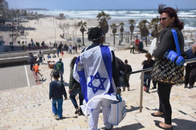 Israelenses em um evento comemorativo dos 67 anos de Independência - Tel Aviv, 23 de abril de 2015 (foto: Ben Kelmer/Flash90)