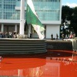 Espelho d'água e bandeira do estado tingidas pelos manifestantes no dia seguinte ao massacre. (foto: André Egg)