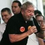 Lula no célebre comício pró-Dilma de 18 de outubro de 2014, em Belo Horizonte, em que chamou o adversário de "filhinho de papai" e onde leu-se carta de uma psicóloga classificando o tucano de "ser desprezível" e "cafajeste"