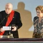 Augusto de Campos e Dilma Rousseff em novembro de 2015. Para o poeta, Dilma resiste com "firmeza e coragem àqueles que intencionam ingloriamente malferir a integridade das nossas instituições democráticas"