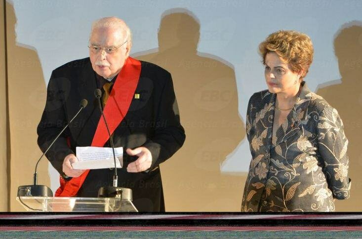 Augusto de Campos e Dilma Rousseff em novembro de 2015. Para o poeta, Dilma resiste com "firmeza e coragem àqueles que intencionam ingloriamente malferir a integridade das nossas instituições democráticas"