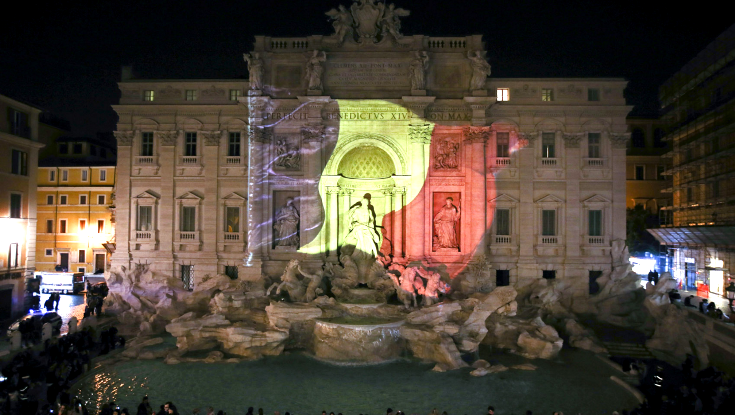 Fonte de Trevi (Roma) iluminada em homenagem às vítimas de Bruxelas (foto: Reuters)